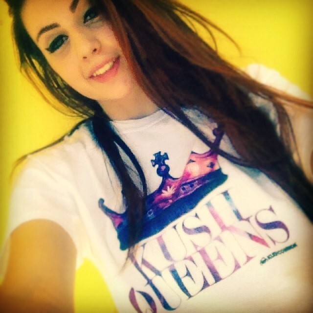 Ft Model @emilysaysnotodrugs rockin her & KUSH QUEENS tee! Also available for you KUSH KINGS Check out our shop-> Link in bio!