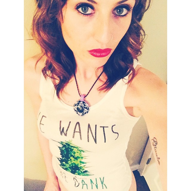 Ft Model @xo.allielizabeth.xo in her She Wants the Dank tank
️️️️️️️️️️️
Should we make She Wants the Dank stickers too??
️Check out all our tees and tanks at shop.kushcommon.com