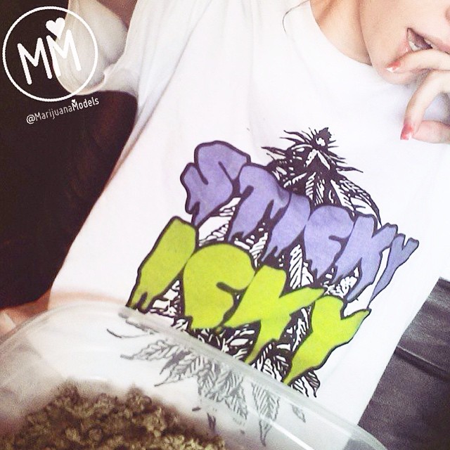 Ft Model @triahchomes in her STICKY ICKY tee
️sold out!️
Should we bring em back as ️t-shirts OR
️sweatshirts??
️See what's available in our shop at SHOP.KUSHCOMMON.COM
Link in bio ️🌍 Worldwide shipping