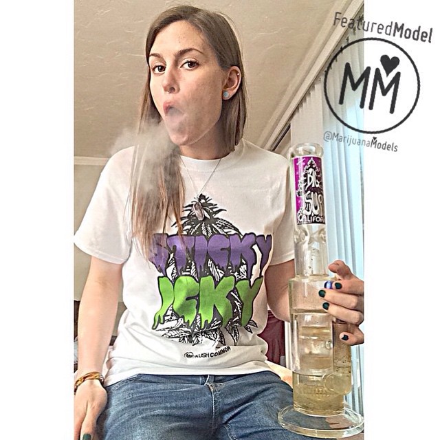 ️Ft @tokingtaurus smoking that STICKY ICKY
Tee available in our shop for ladies & dudes
Link in bio!