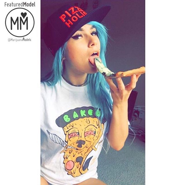 @w33dhead enjoying some BAKED pizza

Get your pizza tee in our shop! Link in bio😛 Now available as a tank & crop!