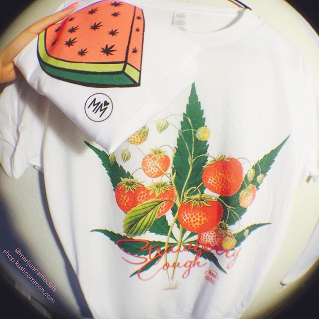 What are some other fruity strains besides Strawberry Cough?
:::::::::::::::::::::::::::✽ ❁ ✽:::::::::::::::::::::::::::
Weedmelon & Strawberry cough tops available in our shop as tees, tanks, or crops!️
:::::::::www.shop.kushcommon.com:::::::::
Link in bio! Worldwide shipping🌍️