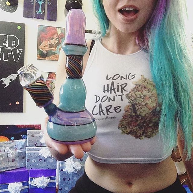 Long Hair Don't Care
Ft @3tokes ️
Glass by @christinacody 
We'll be printing & shipping orders again starting Monday!
Top available from shop.kushcommon.comLink in bio!