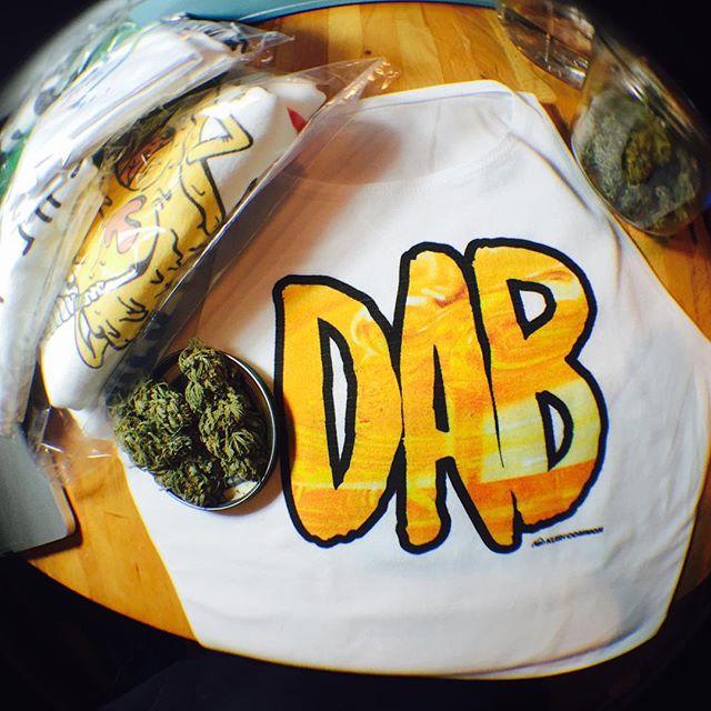 🌞
What's your fave? Dabbing, bong, pipe, joint, or blunt?
Top available in our shop as men's/unisex or women's tee, tank, or crop!
Get it in time for the holidaze at www.shop.kushcommon.com️