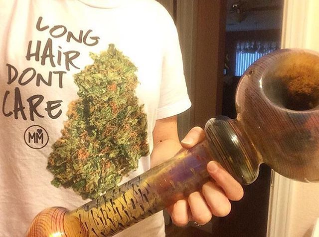 Anyone wanna smoke a bowl? @missdailydabberrodarte biggest pipe ever! And rockin that Long Hair Don't Care tee! We can break up that big ol nug for this bowl😛
Tee available in our shop! Link in bio.