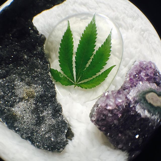 Crystals & Cannabis do a body good🌲