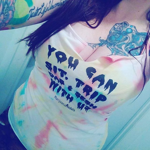 @daniellesdank ️ Got one of the last •You Can• tanks! There's 4 halter crops & some unisex tees left!📬
Shop & at the link in my bio
www.shop.kushcommon.com