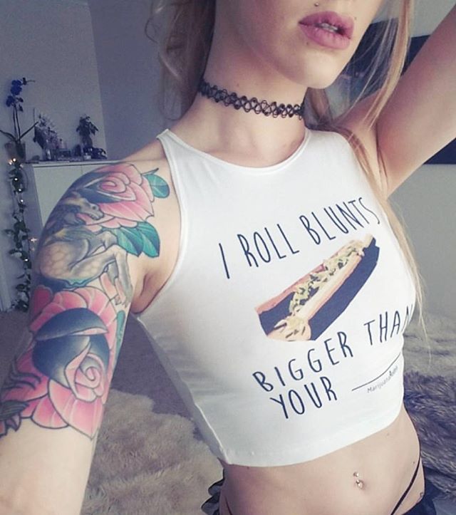 Ft @skylarjonesmfc in her I Roll Blunts crop Thank you bb!
•••
Available in multiple styles and many sizes in our shop📬
Link in my bio! www.shop.kushcommon.com