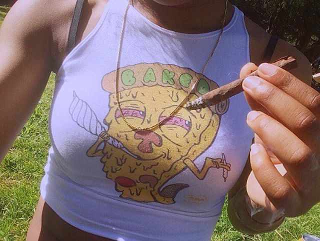 Ft @spacegurl420 in her BAKED crop!
📬 Shop our men's and women's apparel at the link in my bio️
www.shop.kushcommon.com